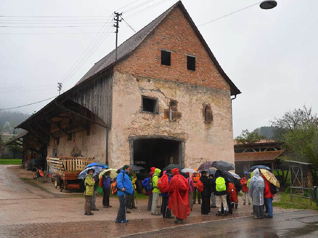 Mal ber Stock und Stein, mal in der Stadt oder aber auch hoch droben am und im Schloss Brgeln waren die BZ-Wanderer bei der Auftaktveranstaltung unterwegs. 30 wackere Wandersleut’ trotzten Wind, Regen und Nebel, und erlebten einiges.