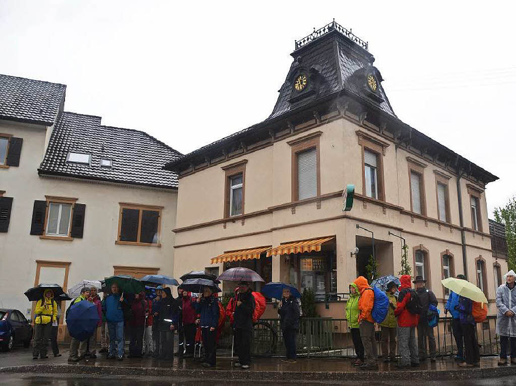 Mal ber Stock und Stein, mal in der Stadt oder aber auch hoch droben am und im Schloss Brgeln waren die BZ-Wanderer bei der Auftaktveranstaltung unterwegs. 30 wackere Wandersleut’ trotzten Wind, Regen und Nebel, und erlebten einiges.