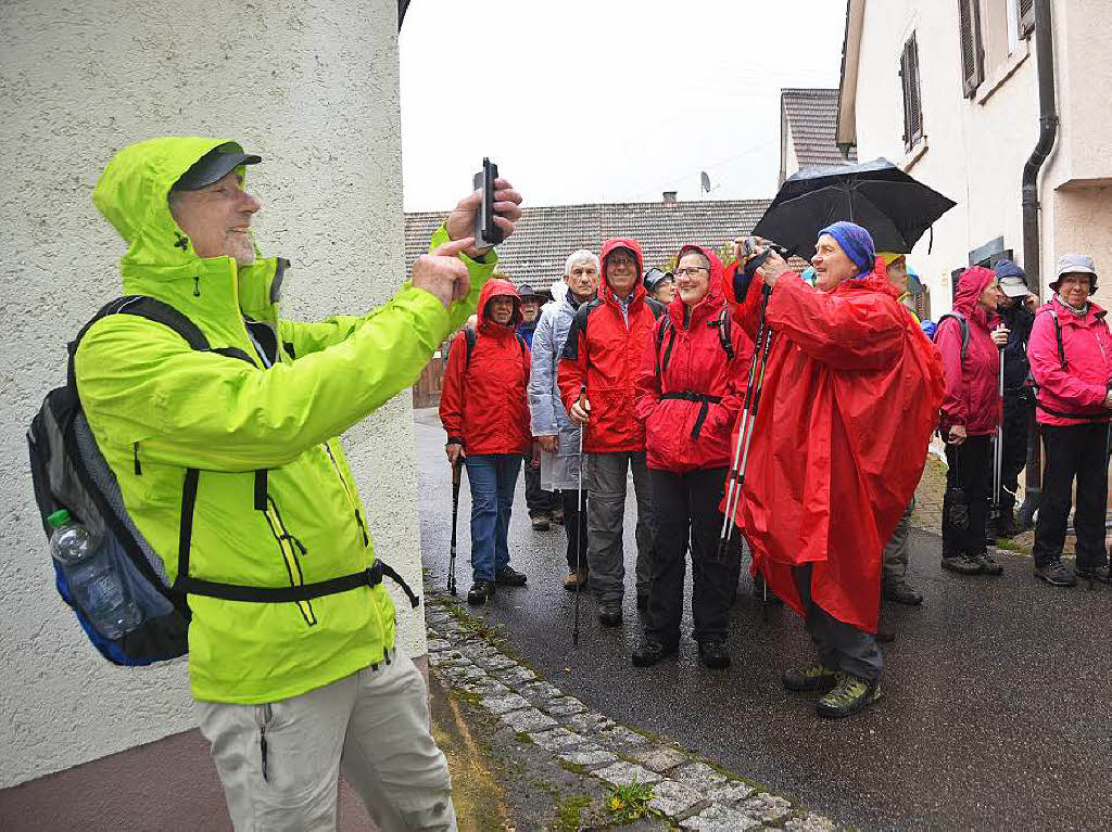 Mal ber Stock und Stein, mal in der Stadt oder aber auch hoch droben am und im Schloss Brgeln waren die BZ-Wanderer bei der Auftaktveranstaltung unterwegs. 30 wackere Wandersleut’ trotzten Wind, Regen und Nebel, und erlebten einiges.