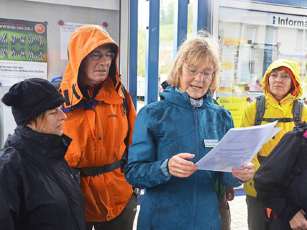 Mal ber Stock und Stein, mal in der Stadt oder aber auch hoch droben am und im Schloss Brgeln waren die BZ-Wanderer bei der Auftaktveranstaltung unterwegs. 30 wackere Wandersleut’ trotzten Wind, Regen und Nebel, und erlebten einiges.