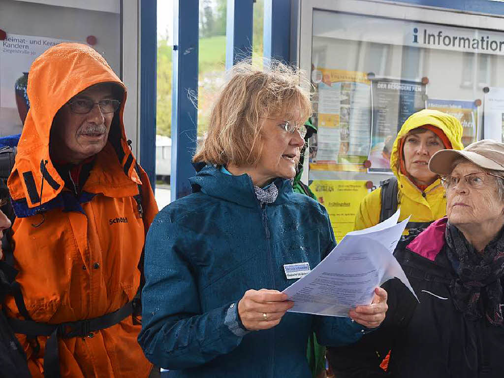 Mal ber Stock und Stein, mal in der Stadt oder aber auch hoch droben am und im Schloss Brgeln waren die BZ-Wanderer bei der Auftaktveranstaltung unterwegs. 30 wackere Wandersleut’ trotzten Wind, Regen und Nebel, und erlebten einiges.