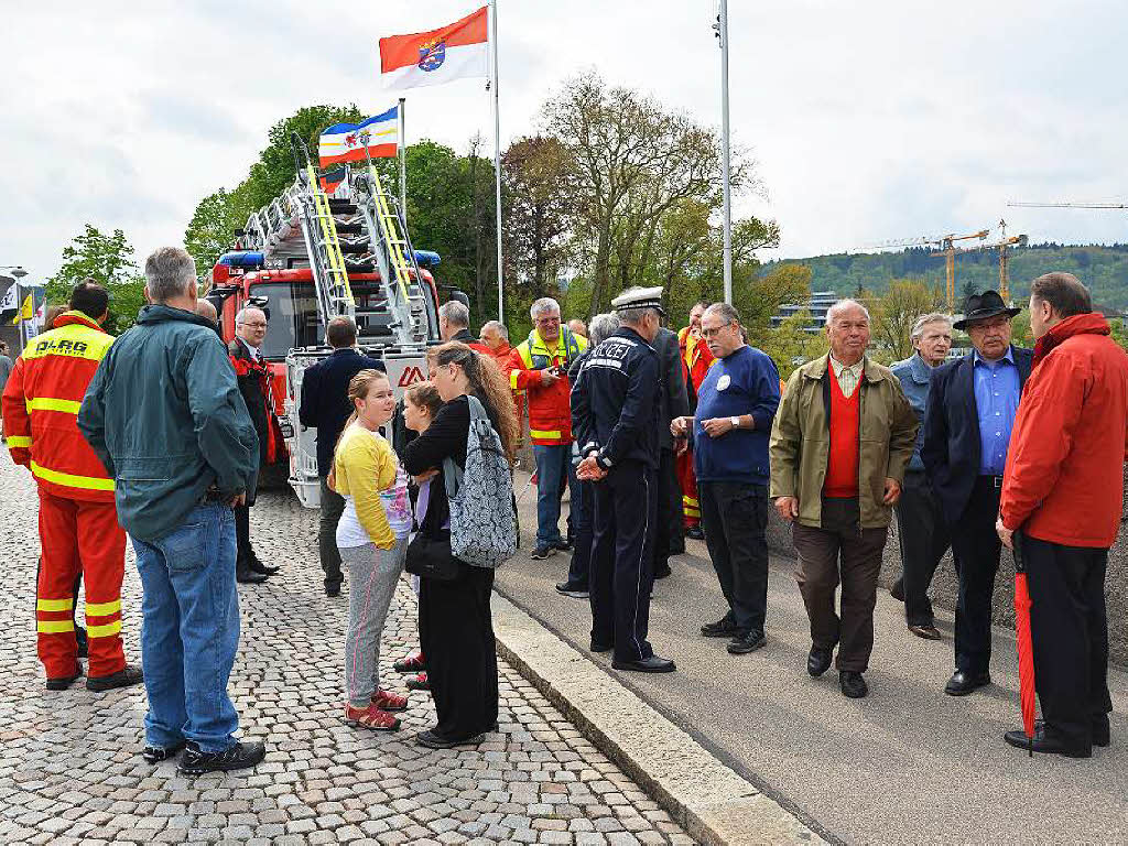 Von der Rheinbrcke aus wurde das neue DLRG-Boot fr den Rhein in Rheinfelden auf den Namen 