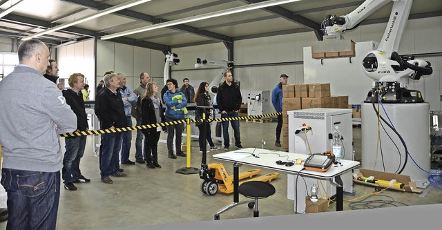 Sasbach.  Ein Roboter bei Fischertech bei der Arbeit.  | Foto: Roland Vitt