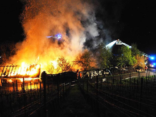Als die Feuerwehr eintraf, brannte die Lagerhalle bereits lichterloh.  | Foto: Helmut Seller