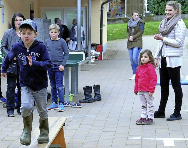 Spieleparcours auf dem Schulhof fr die Kinder   | Foto: Wolfgang Knstle