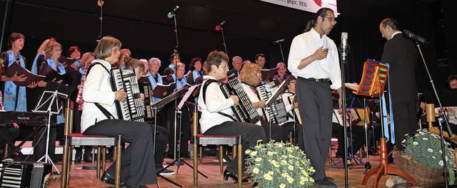 Das Konzertorchester des AHC &#8211;  ...r Neal Banerjee traten gemeinsam auf.   | Foto: Sarah Beha