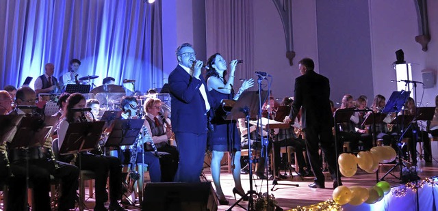 Die Stadtmusik mit den Sngern Rainer Lenz und Melanie Schfer  | Foto: Georg Vo