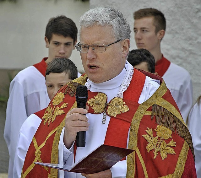 Pfarrer Herbert Malzacher  las das Gleichnis vom Weinstock und dem Winzer.  | Foto: Ralph Fautz