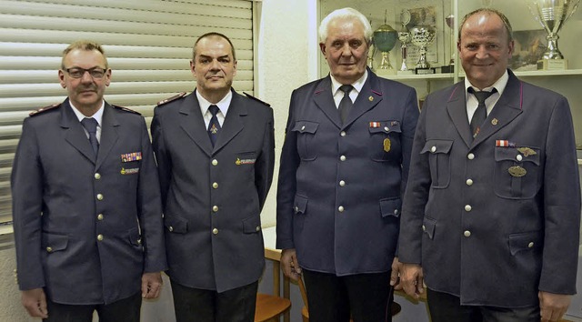 Ehrungen bei der Ebringer Feuerwehr f...re) und Altkommandant Markus Bechtold   | Foto: Lisa Blitz