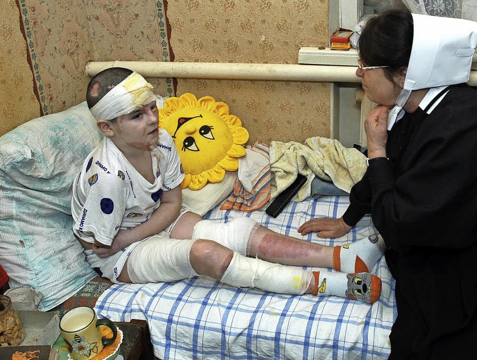 Artjom  nach seinem schweren Unfall al...r, 2004 mit Schwester Inger Kimmerle.   | Foto: Hans-Peter Fischer