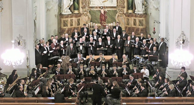 Der MGV Eintracht Kollnau sang zusamme...rtes sorgte die Musikkapelle Kollnau.   | Foto: Sylvia Sredniawa