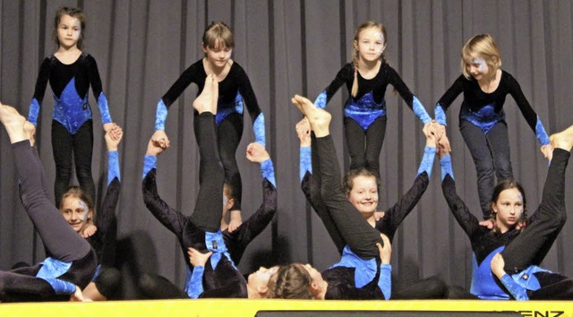 Die jungen Turnerinnen des Ihringer Tu...kten mit ihren akrobatischen Figuren.   | Foto: Joshua Kocher