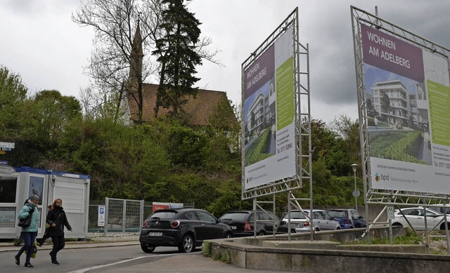 Die Plakate &#8222;Wohnen am Adelberg&...nate, demnchst rollen die Bagger an.   | Foto: I. Bhm-Jacob