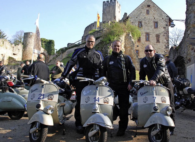 Erinnerungsfoto vor der Burg: Drei Fre...ger Club fhlen sich in Lrrach wohl.   | Foto: Tolsdorf