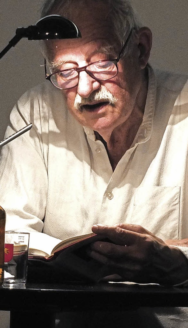 Hansjrg Schneider liest als Kommissar Peter Hunkeler.   | Foto: Martina David-Wenk