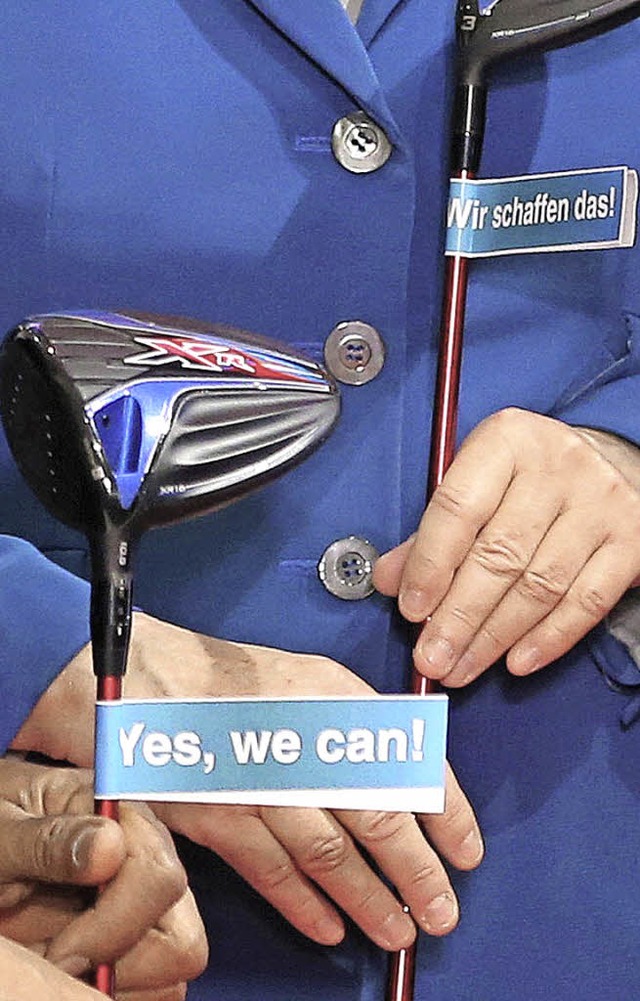 Golfschlger fr Obama und Merkel &#8211; mit ihrem Slogan.  | Foto: dpa