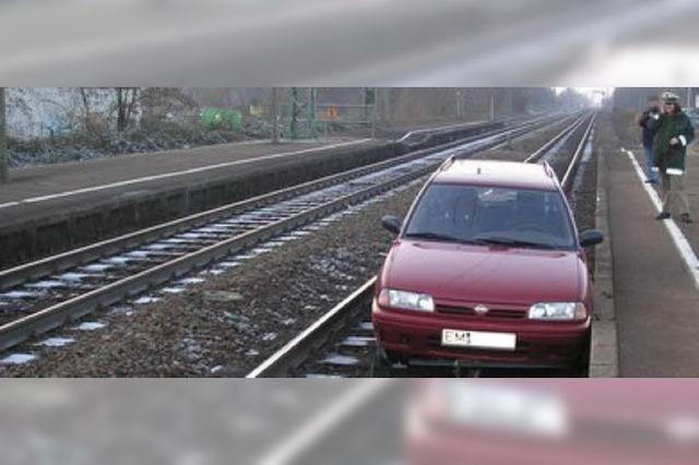 Frau befrdert Auto versehentlich aufs Bahngleis