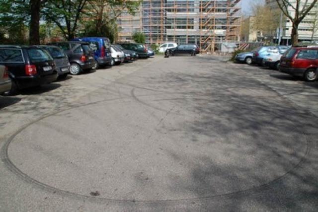 Bremsspurorgie: Parkplatz schwarz eingefrbt