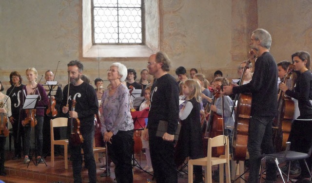 Tosenden Beifall gab es bei der Matin... und der Violinsolist Stefano Roveda.   | Foto: Bianca Flier