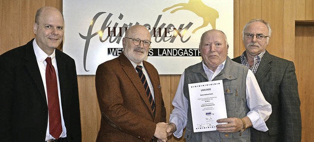 Helmut Kreis wurde  von Winfried Hhn ...ter Jrgen Louis (links) gratulierten.  | Foto: Jrg Schimanski
