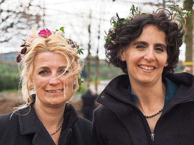Ulrike Karl (links) und Pressesprecher... mit echten Blumen verschnern lassen.  | Foto: Susanne Gilg