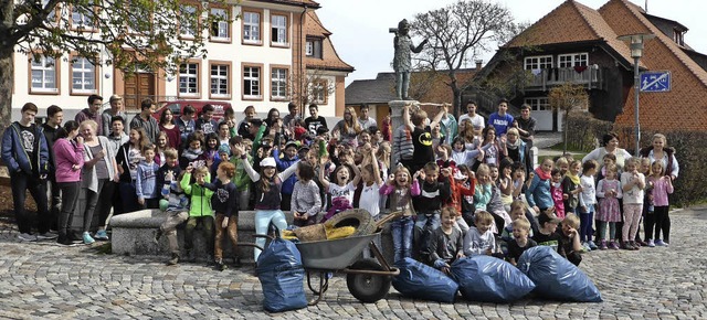 Mit viel Begeisterung beteiligten sich...en und Schler an der Dorfputzaktion.   | Foto: Privat