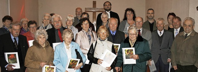 Eine Vielzahl von Konfirmations-Jubila...Pfarrer Christoph Heuberger (hinten).   | Foto: Ralph Lacher