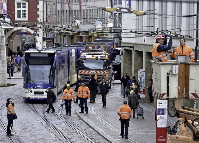 Bgelfrei haben VAG-Mitarbeiter die Pa...7;s noch Arbeit an der Oberleitung.     | Foto: Thomas Kunz