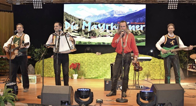 Erwin Aschenbacher (dritter von links)...yrhofnern&#8220; den Saal zum kochen.   | Foto: S. Pichler