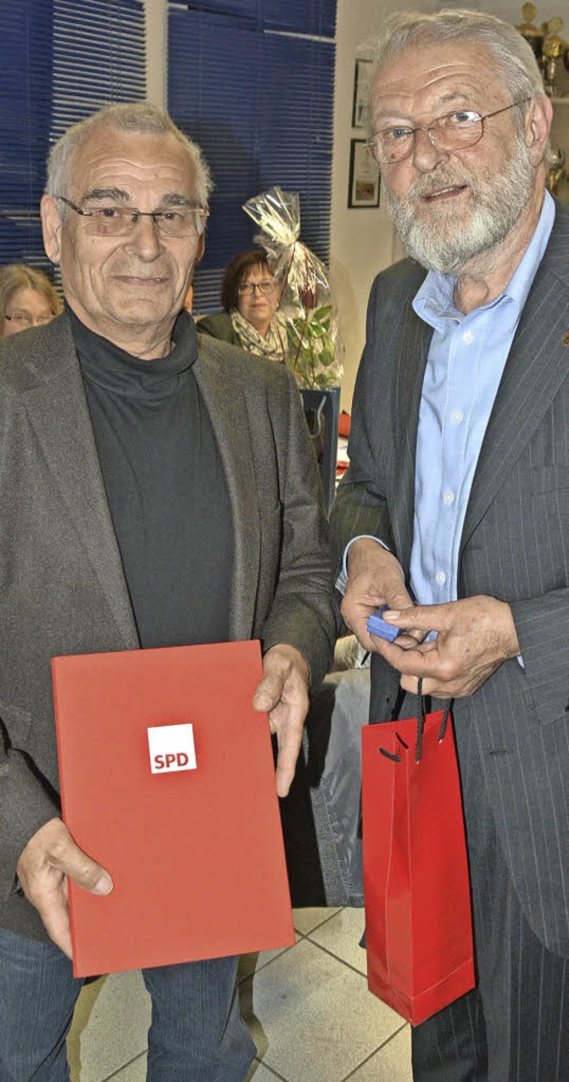 40 Jahre Mitglied in der  SPD in Herte...nks), den Alfred Winkler dafr ehrte.   | Foto: Heinz Vollmar