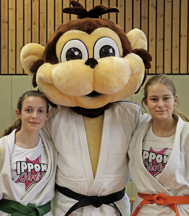 Jennifer (links) und Larissa Piper mit Maskottchen Yoko.   | Foto: Deutscher Judo Bund