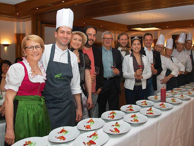 Die Mannschaft im Sterne-Restaurant Adler in Reichenbach steht bereit.   | Foto: Wolfgang Beck