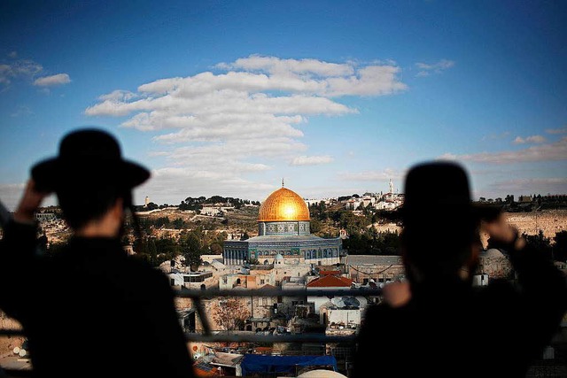 Blick auf Jerusalems Altstadt. Im Vordergrund zwei orthodoxe Juden.   | Foto: dpa