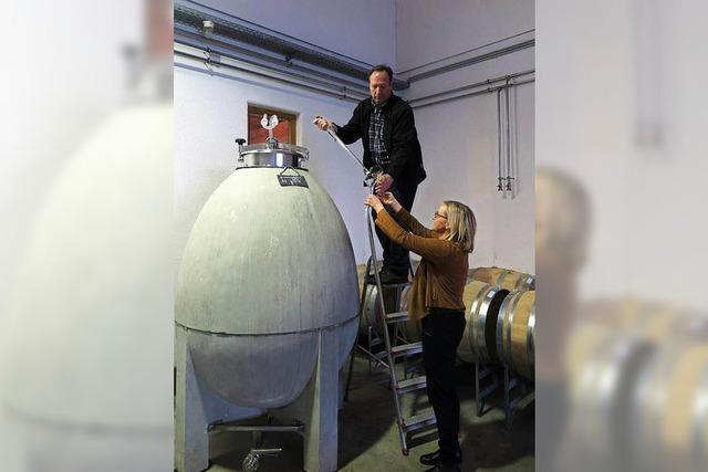 Weingut in Heitersheim baut Wein in einem Beton-Ei aus