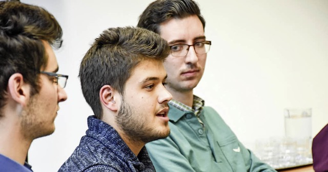 Nabil (links) und sein Bruder Zaki Mus...r Podiumsdiskussion in der Heimschule.  | Foto: Sebastian Khli