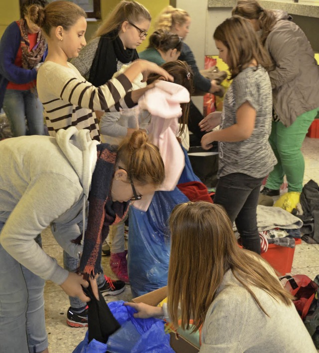 Schlerinnen der Heimschule helfen bei...mer fr Flchtlinge in der Heimschule.  | Foto: ARCHIVFOTO: FISCHER