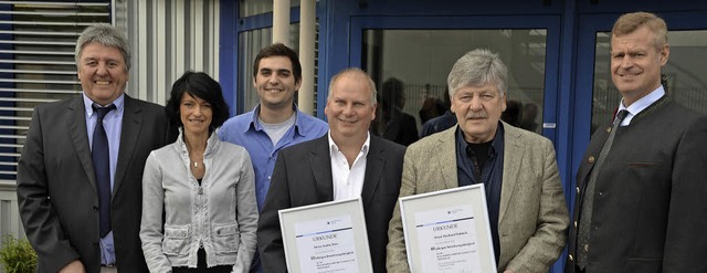 Geschftsfhrer Harald Werner (links) ...ter Oliver Rein (rechts) gratulierte.   | Foto: Hans-Jochen Voigt