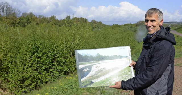 Landespfleger Manfred Brendel zeigt ei...chen dehnten, ist heute dichter Wald.   | Foto: Lauber