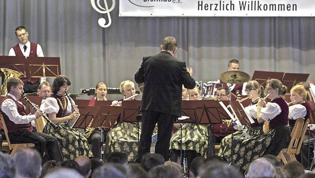 Die Trachtenkapelle Breitnau mit Dirigent Ralph Stellbogen   | Foto: Martin Hannig