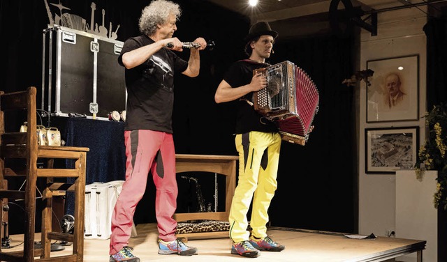 Adrian Oswalt und Jrgen Schindler bes...n sich im Orgelbauersaal mit Klngen.   | Foto: Zahn