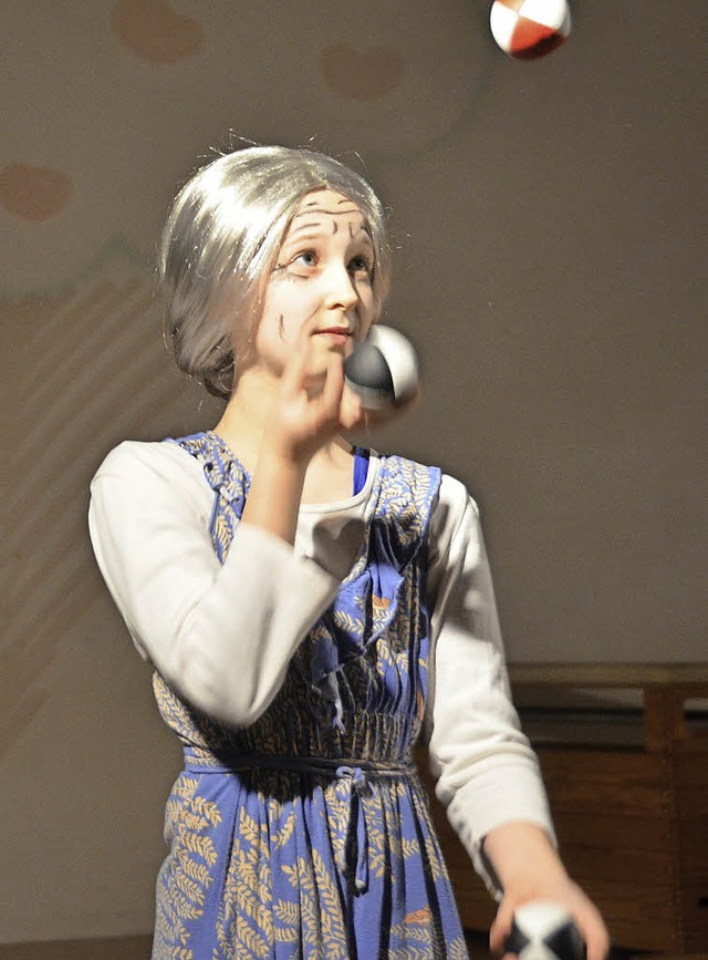 &#8222;Omi&#8220; Emily jongliert.   | Foto: Marr