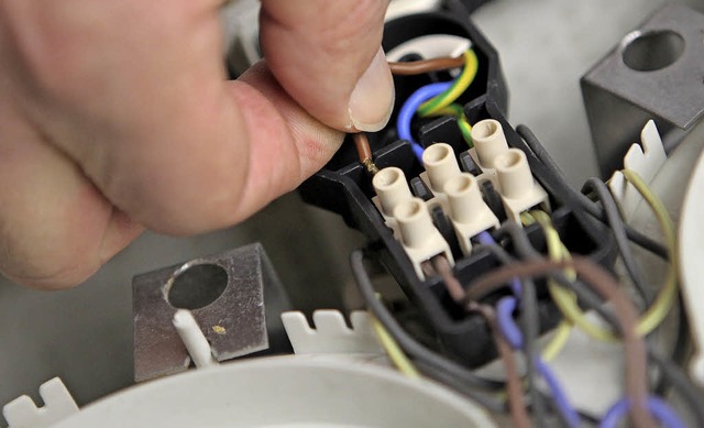 Reparieren statt wegwerfen: Das Repair... beliebt &#8211; auch als Treffpunkt.   | Foto: dpa