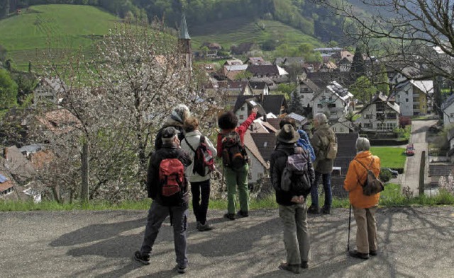 Von oben knnen die Wanderer einen Bli...erin Riesterer wartet auf Nachzgler.   | Foto: Kim Ruoff