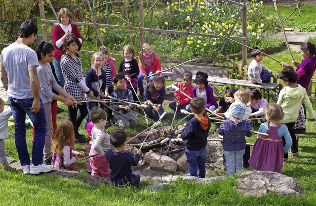 Beim Begegnungsfest im Kindergarten Kl...e in Grwihl gab es Stockbrot fr alle  | Foto: Privat