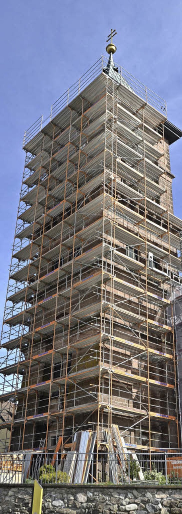 Fertig: Der Kirchturm ist eingerstet.   | Foto: Bernd Fackler