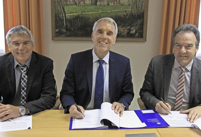 Rainer Khlwein (links) und Johann-Mar...Unterzeichnung des Konzessionsvertrags  | Foto: privat
