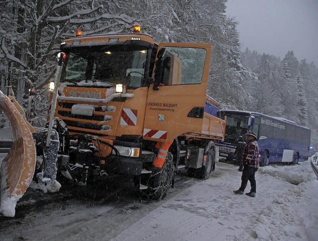 Kein Durchkommen gab es am Dienstag auf der L146 zwischen Bernau und Todtmoos.  | Foto: Sahli