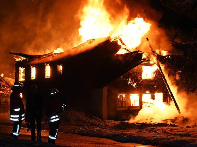 Der leerstehende Hof in Todtnau-Herren...d brannte in der Nacht vollstndig ab.  | Foto: Kamera24tv