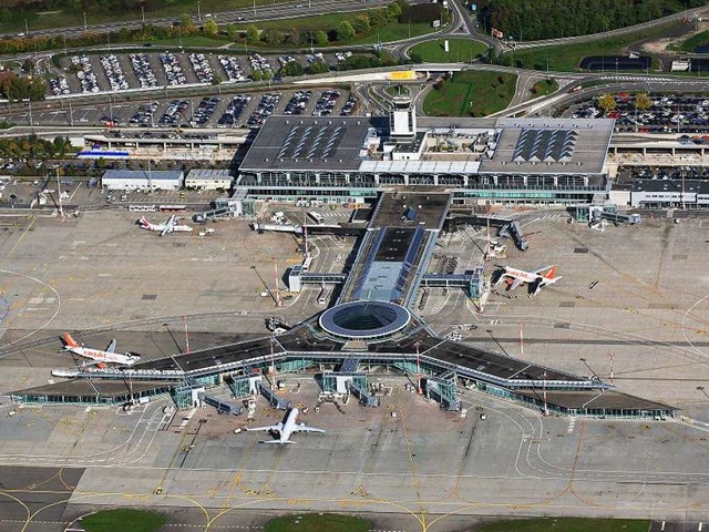 Mehr als sieben Millionen Flugpassagie...im Jahr 2015 den Euro-Airport genutzt.  | Foto: Erich Meyer