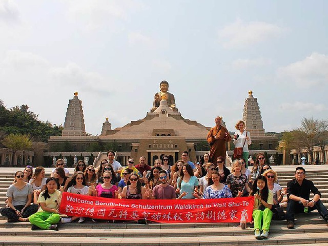Die Gste aus Waldkirch und ihre Gastgeber vor der Tempelanlage Fo Guang Shan  | Foto: BSZ Waldkirch